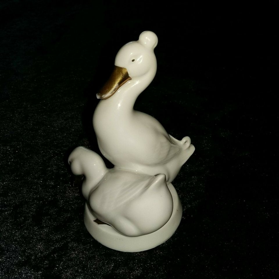 alte Porzellan Figur 2 Enten auf Sockel w/g Bodenmarke !!! in Eystrup