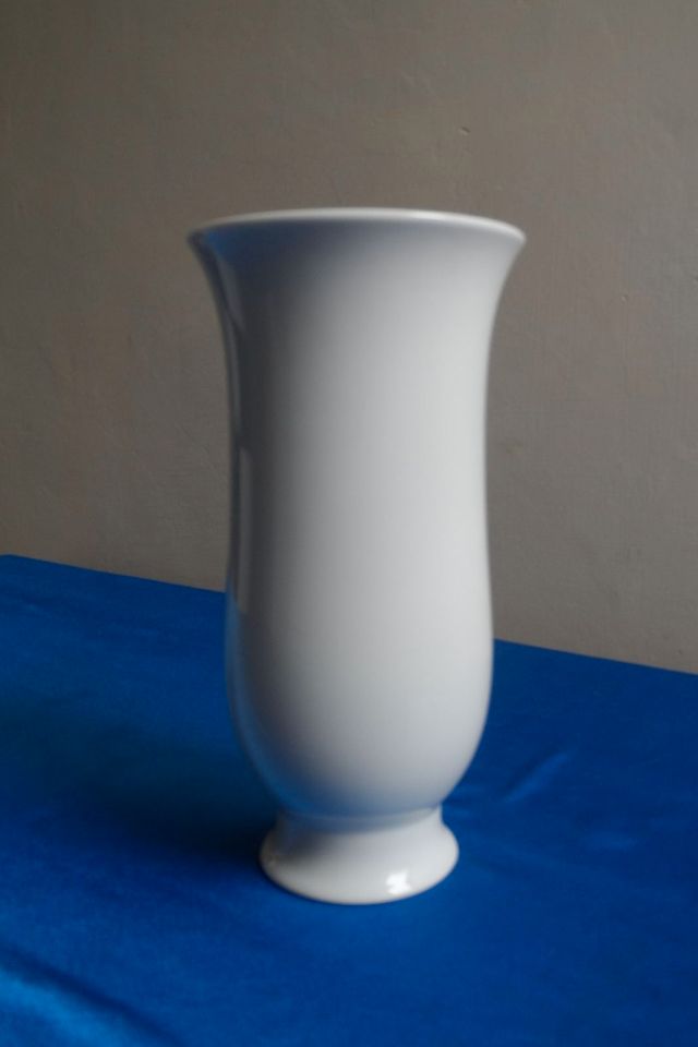 Weiße Porzellan Vase von AK Kaiser West Germany Besinnlichkeit in Berlin