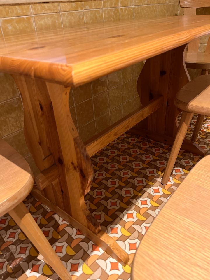 Tisch mit vier Stühlen in Regensburg