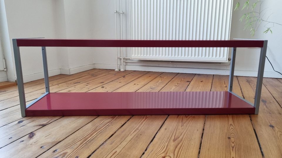 Stabiles freihängendes Wandregal von Ikea in rot in Berlin