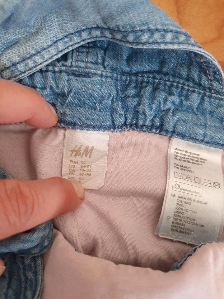 Jeans Latzhose Hose H&M 92 Herz blau (innen rosa) zum Aufknöpfen in Hattersheim am Main