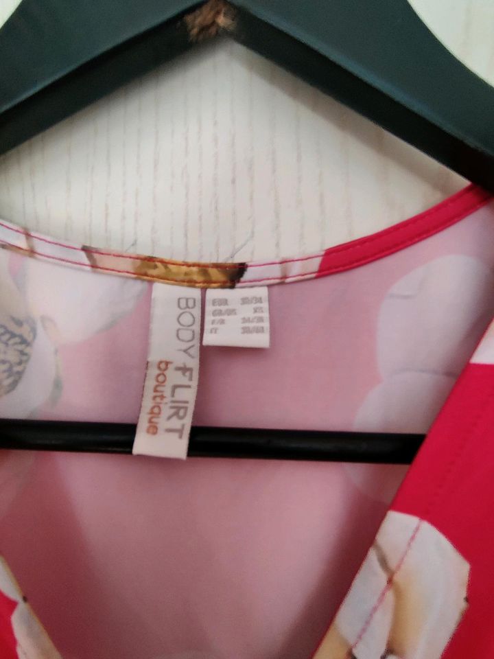 Cold shoulder Shirt, Gr 32/34,Bodyflirt,pink mit schönen Blumen in Schildow