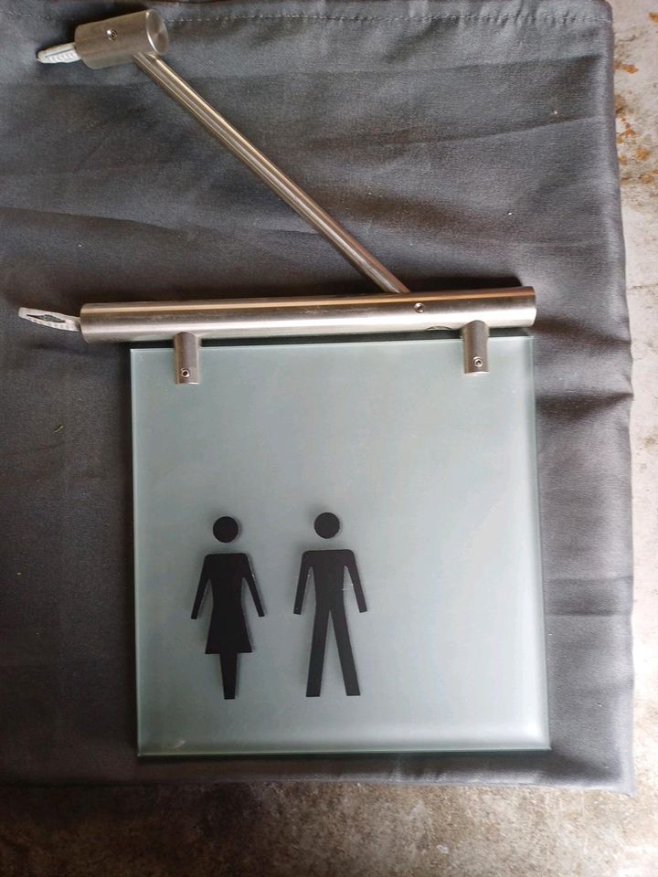 Hinweisschild für WC in Grambin