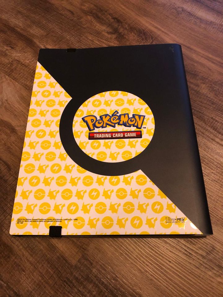 Pokemon TCG Ultra Pro Binder für 360 Karten - Pikachu in Kochel am See