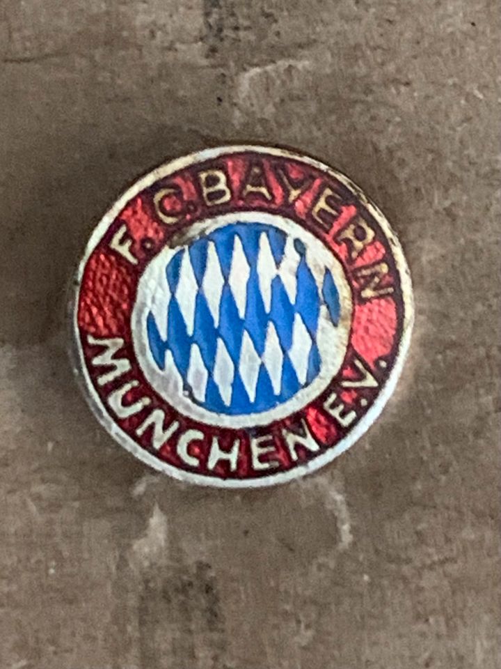 FC BAYERN MÜNCHEN ⚽️ Vereinsnadel / -PIN + Shop-Heft 2012 in Düren