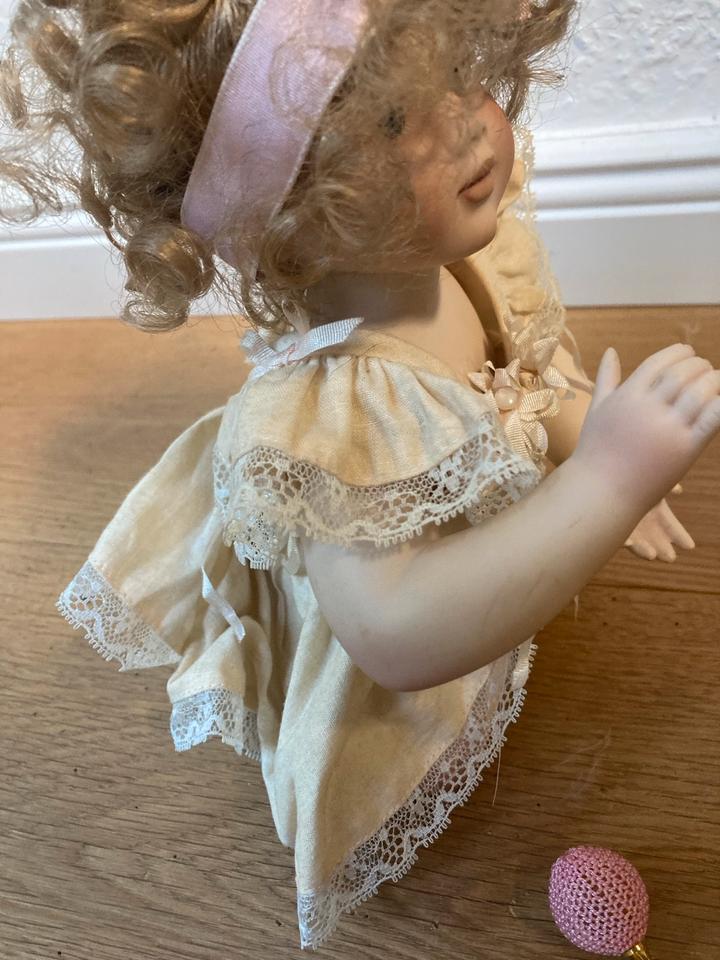 Süße kleine Susi Franklin Mint Heirloom Porzellanpuppe in Köln