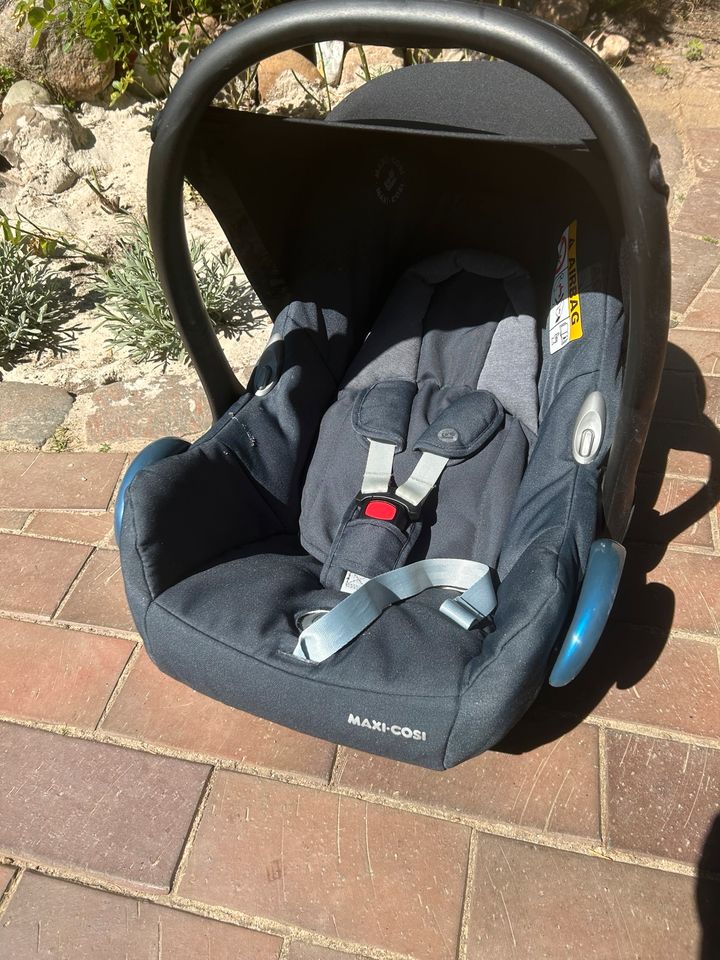 Maxi Cosi Base und Babyschale in Wedel