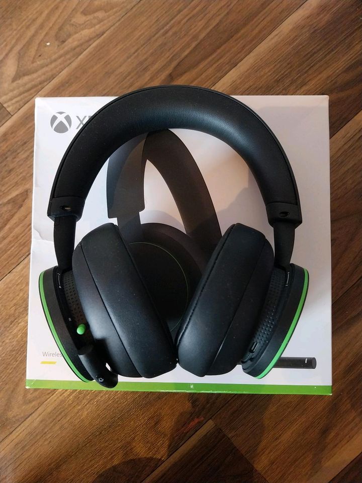 Xbox Series S mit Zubehör+2 weiteren Controller+Wireless Headset in Bremen