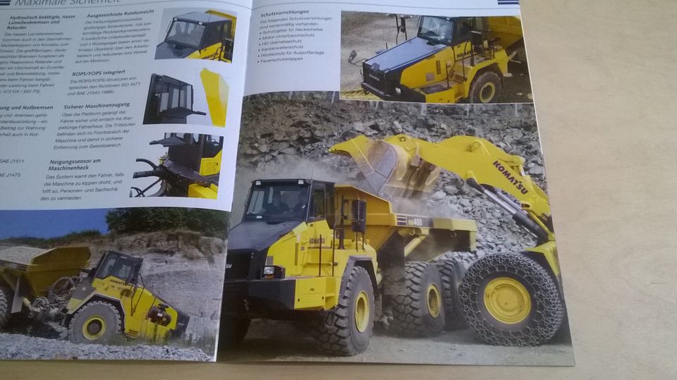 Prospekt " KOMATSU KNICKGELENKTER MULDENKIPPER HM400 " von 2009 in Wunsiedel