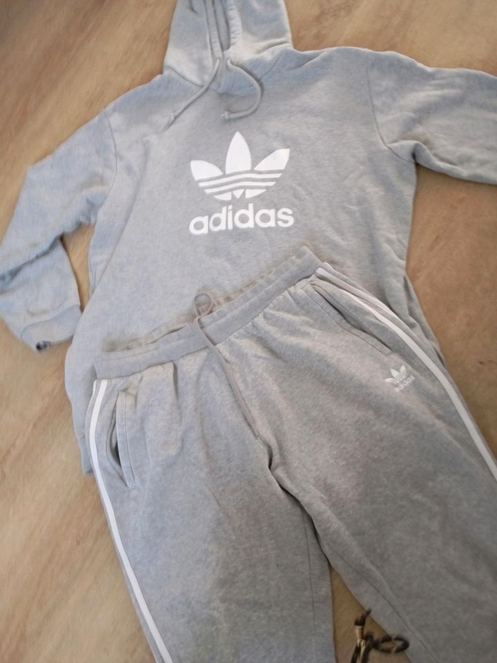 Adidas Trainingsanzug hellgrau XL in Siegen