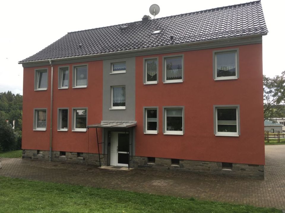 Mehrfamilienhaus mit großem Grundstück und 5 Garagen in Sachsen