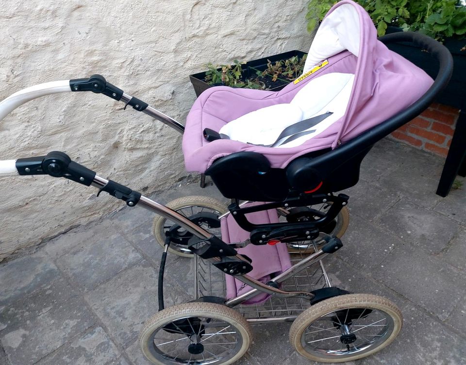 Kinderwagen mit viel Zubehör in Wettin-Löbejün