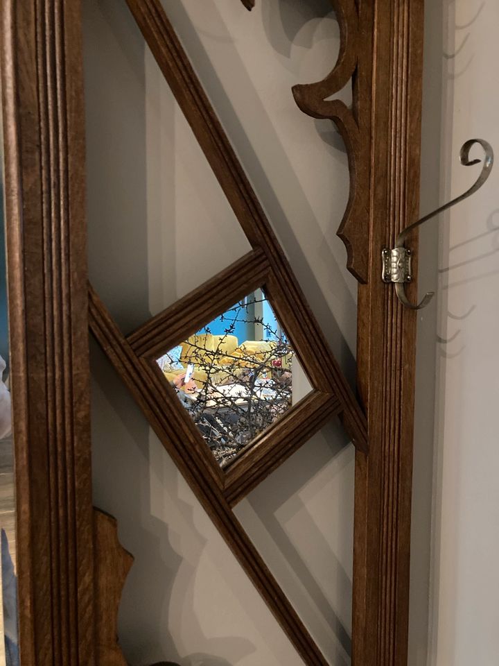 Antike Garderobe mit Spiegel in Euskirchen