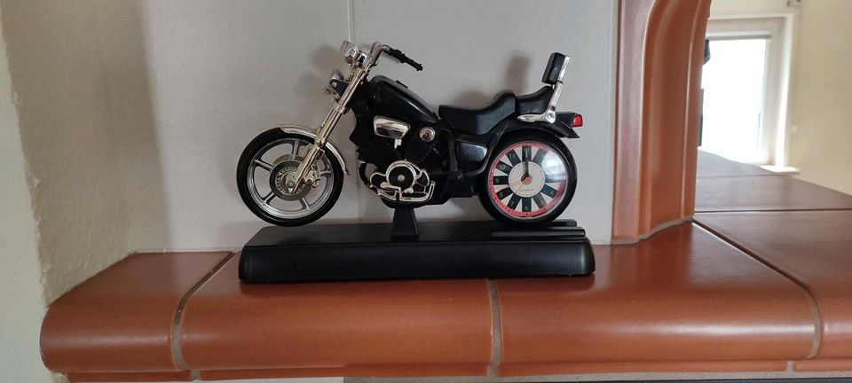 Modell Harley Davidson mit Uhr in Homberg