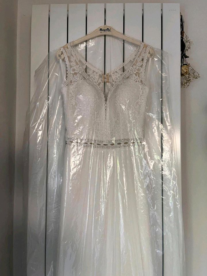 Hochzeitskleid, Brautkleid mit Rückenausschnitt Bianco Evento in Köln