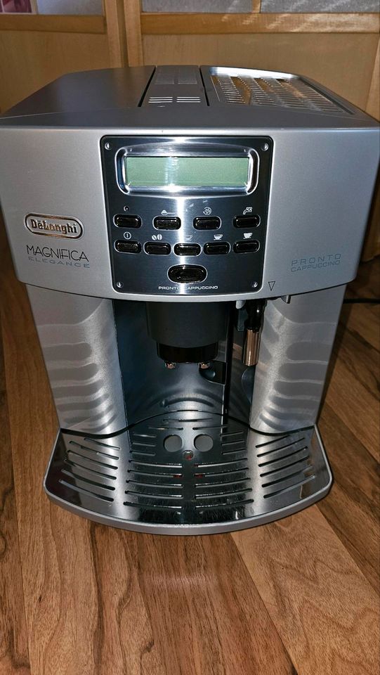 Delonghi Magnifica Elegance Kaffeevollautomat,  top Zustand in Uslar