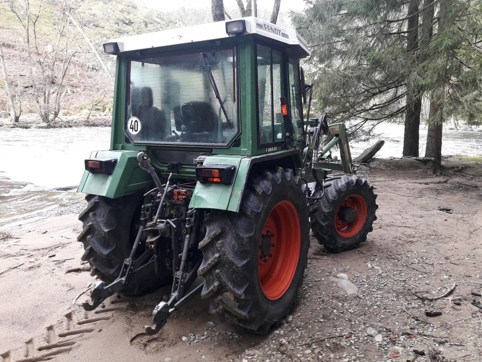 Fendt Geräteträger Vollausstattung Druckluft Frontlader in Böbrach