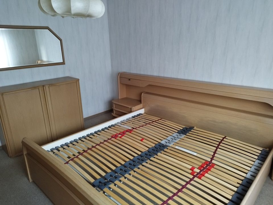 Komplettes Schlafzimmer, Bett, Schrank, Kommode, Lattenrost in Westoverledingen