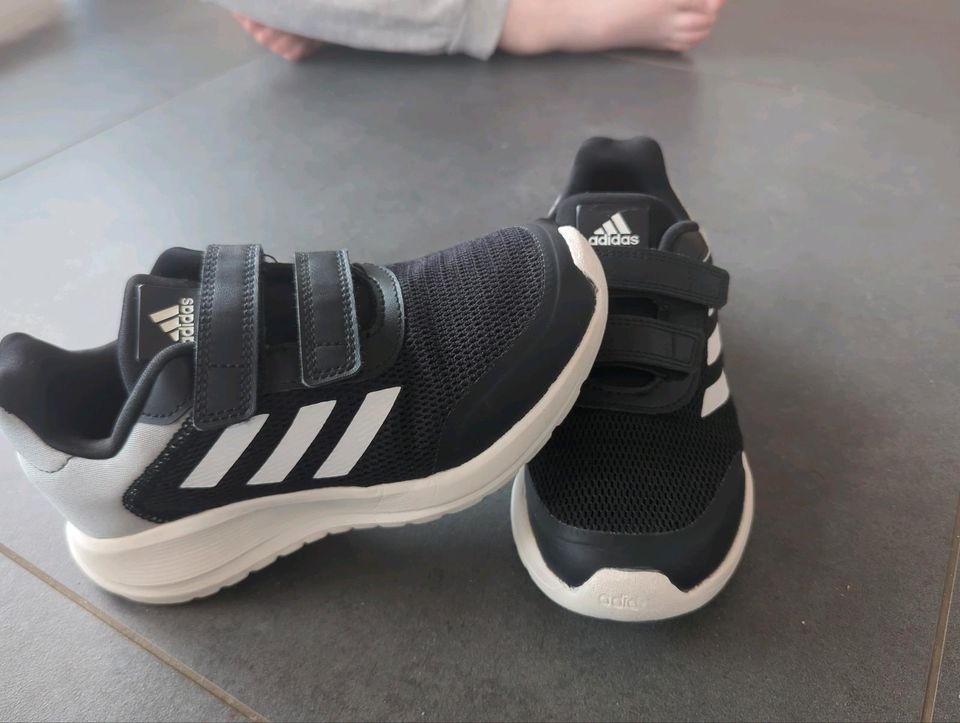 Adidas Kinderturnschuh in Hahnstätten