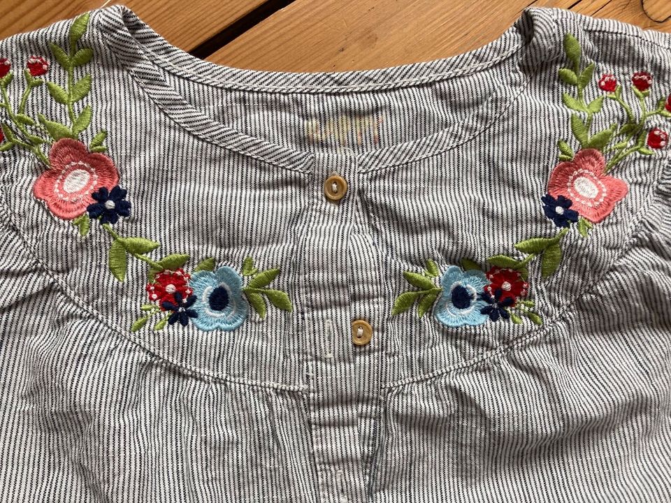 Bluse Tunika Tchibo TCM Stickerei Blumen NEU 122 128 in Freiburg im Breisgau