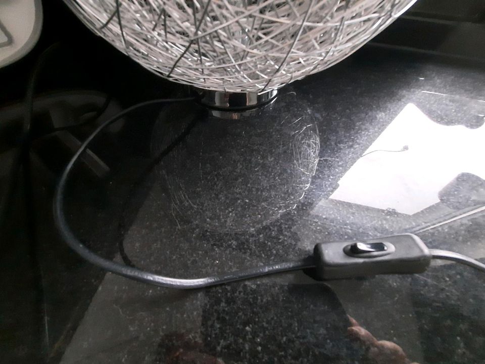 Lampe Tischlampe silberfarbenes Drahtgeflecht neuwertiger Zustand in Merzenich