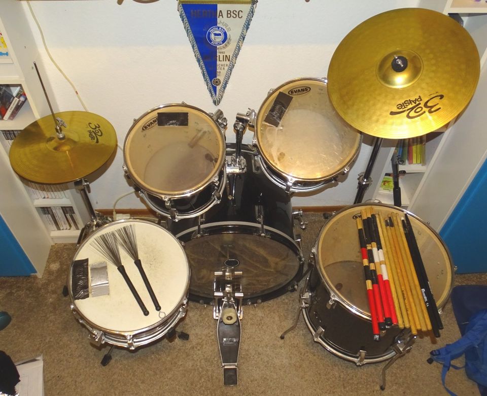 großes Schlagzeug / Drumset mit Mikrofonen in den Tams in Berlin