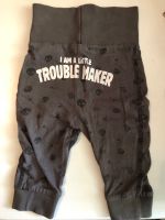 Babyhose mit Mini-Totenköpfen und „Troublemaker“, Grösse 74 Neuhausen-Nymphenburg - Neuhausen Vorschau