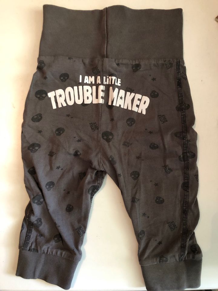 Babyhose mit Mini-Totenköpfen und „Troublemaker“, Grösse 74 in München