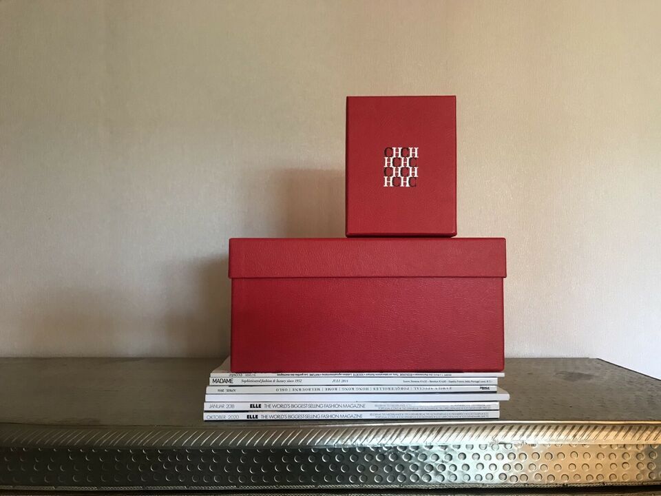 Carolina Herrera Geschenkboxen Rot Box Karton Geschenk in Laubach (Hunsrück)