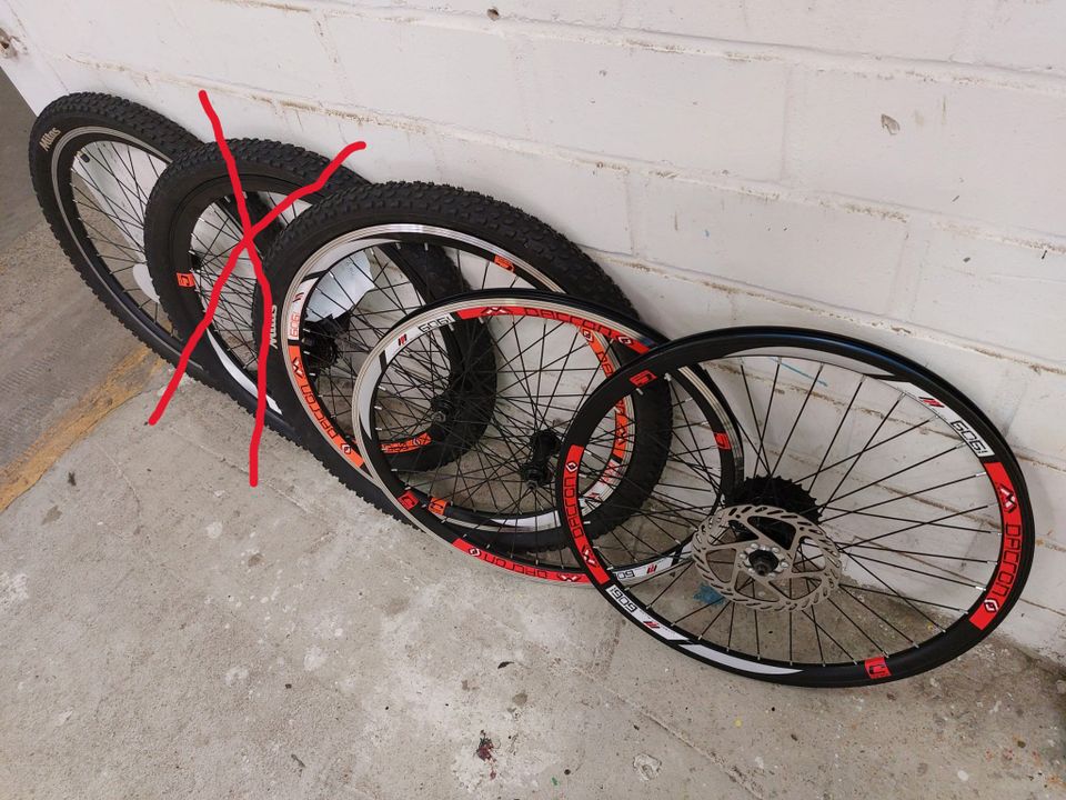 4 x 24 Zoll Fahrrad Felge zum Teil mit Reifen Räder Teile Zubehör in Lägerdorf