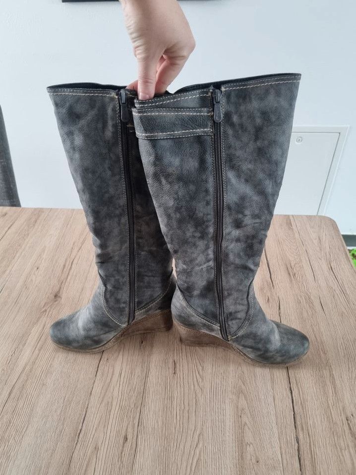 Winterstiefel gefüttert Gr. 37 mit Keilabsatz in Nidda