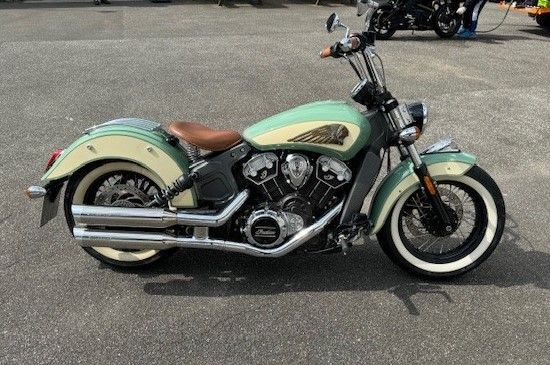 Indian Scout Grün/Beige Baujahr 2018 in Hamburg