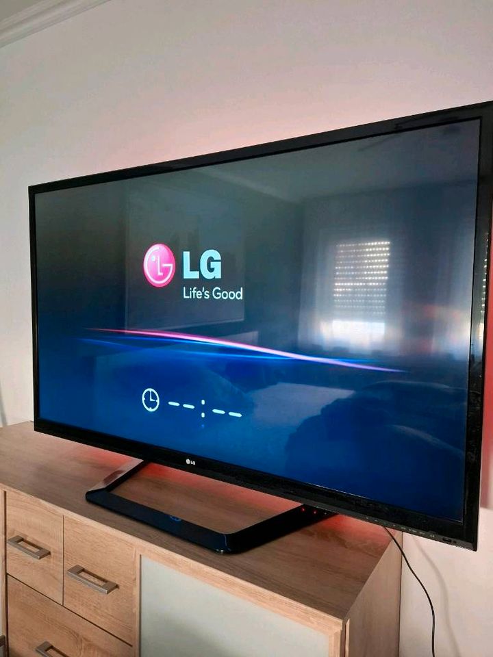 LG TV 55LM615S 55 Zoll 3D + LG Soundbar SK8 mit Aktiv-Subwoofer in Mühlheim am Main