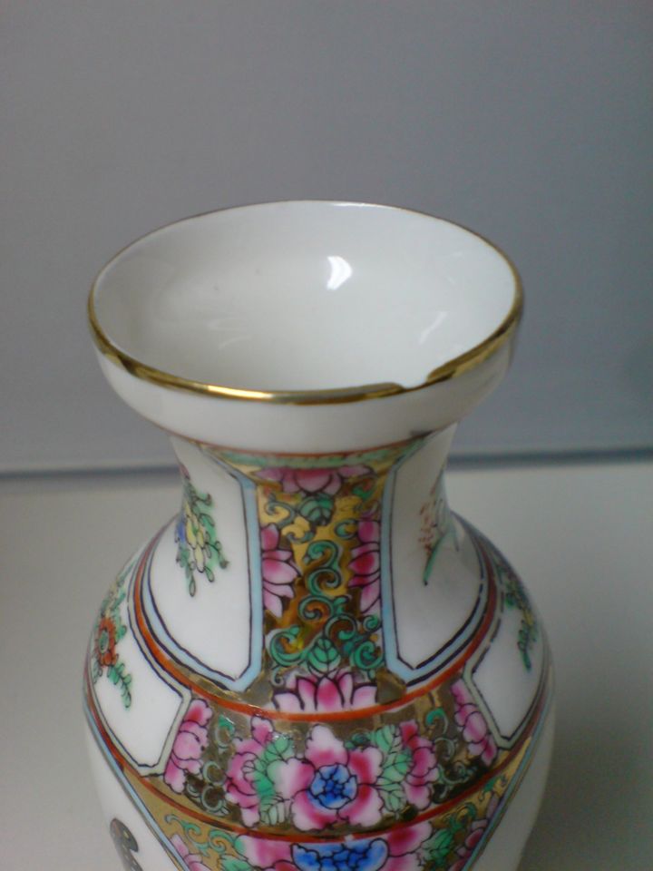 Chinesische Vase, gemarkt, Blumenvase mit Stempel, 16x8 cm. in Schlangenbad