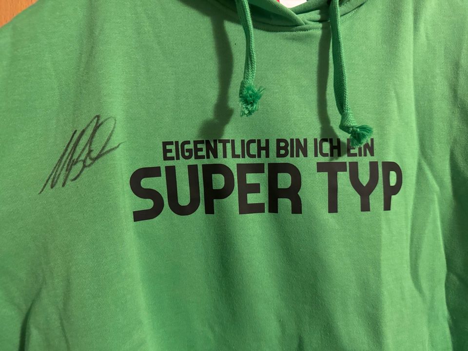 HOODY  XXL SUPER TYP MARIO BASLER HANDSIGNIERT in Burg