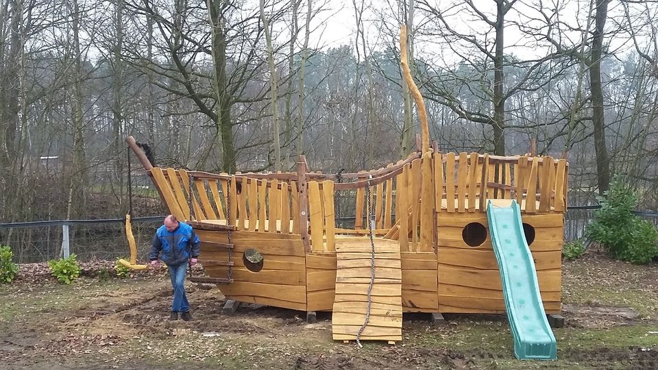 Hexenhaus, Spielhaus, Spielplatz, SpielschSpielanlage, Robinie in Krostitz