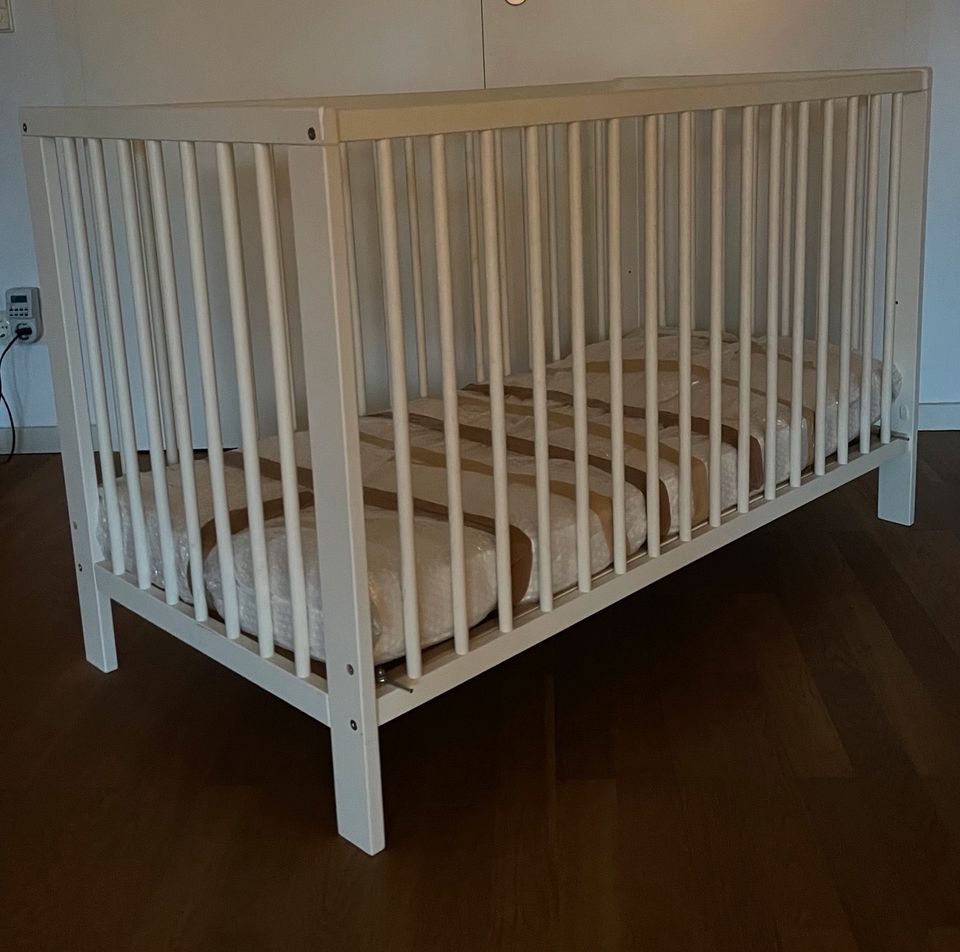 IKEA Babybett  Minderbett in Weiß mit Matratze in Hamburg