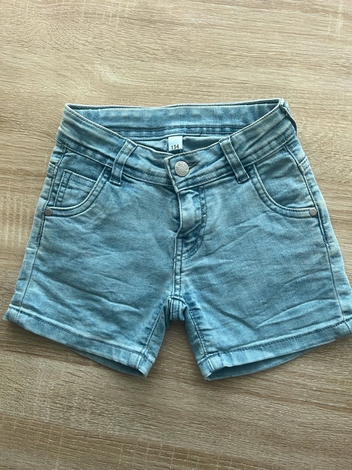 Mädchen jeans short gr. 134 in Gelsenkirchen