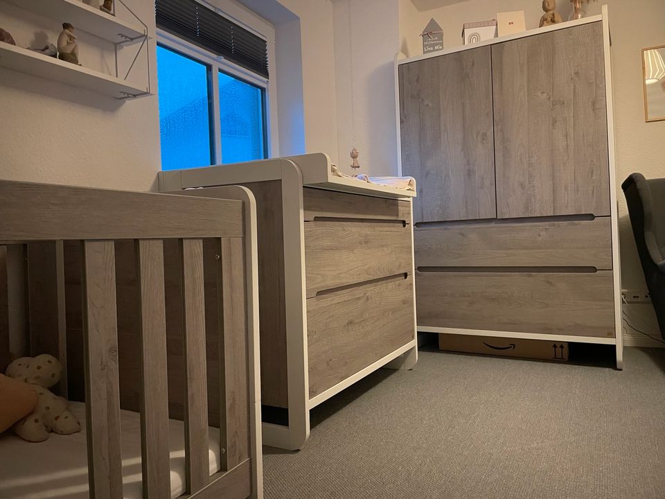Kinderzimmer Babybett Wickelkommode Kleiderschrank in Wees