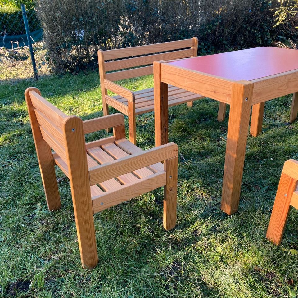 Kindertisch mit Stühlen und Bänken, Sitzgruppe aus Holz 1980er J in Herdecke