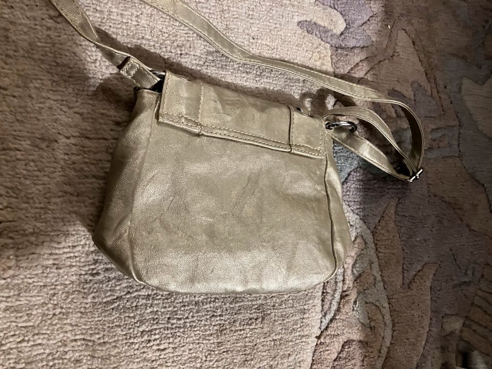 Kleine Handtasche beige glänzend in Fischbach