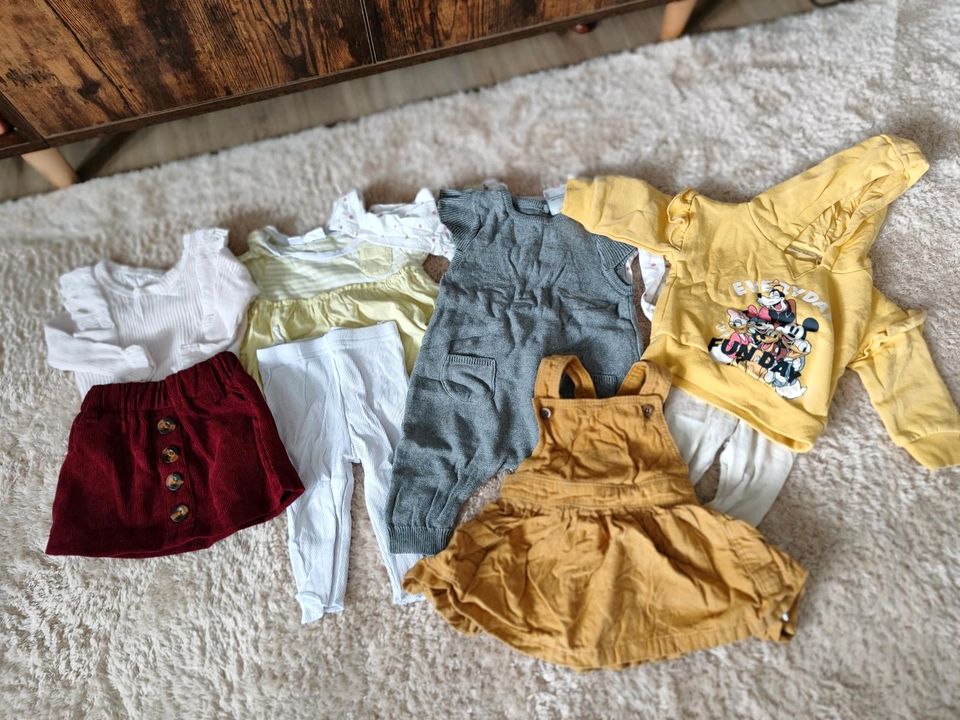 Volle Ausstattung Baby Kleidung 68, Pullover, Bodys, Hosen in Dassow