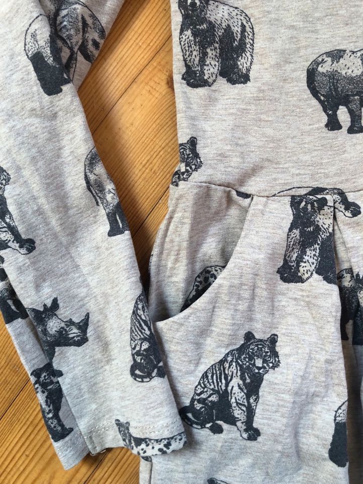 Kleid H&M Tierprint mit Taschen und Reißverschluss hinten 122/128 in Pöcking