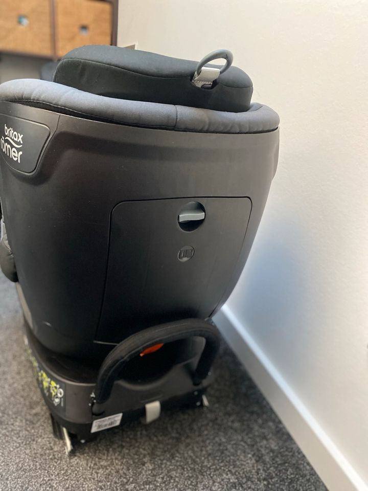 Britax Römer Kindersitz Dualfix 2R in Rödermark