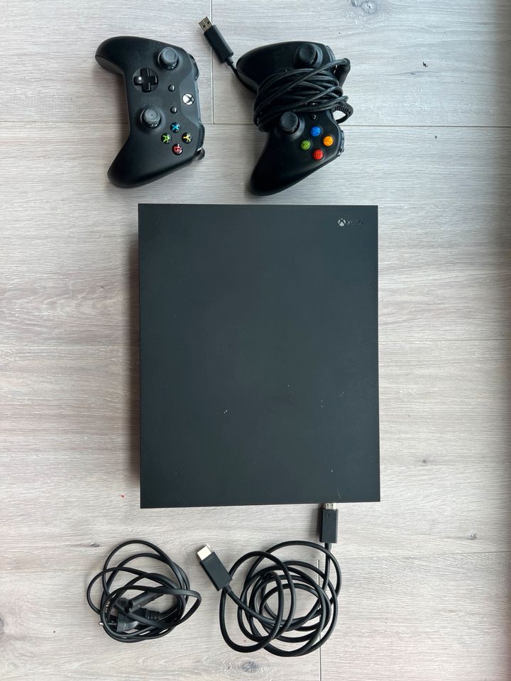 Xbox One mit Controller in Falkensee