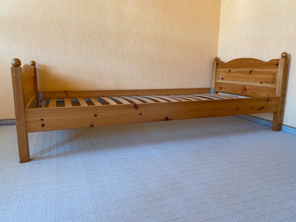 Bett Holz mit Lattenrost in Erfurt