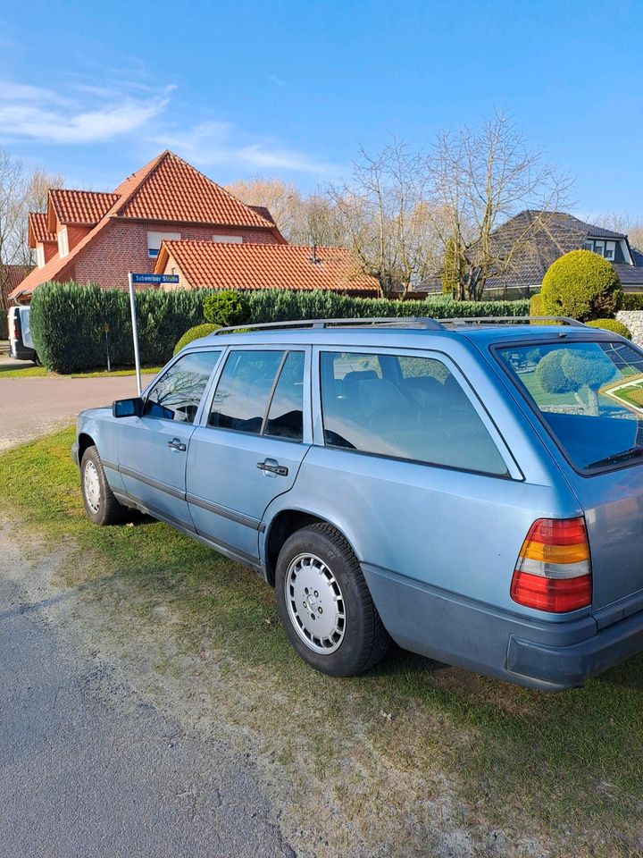 Oldtimer Mercedes 124 w in Löningen