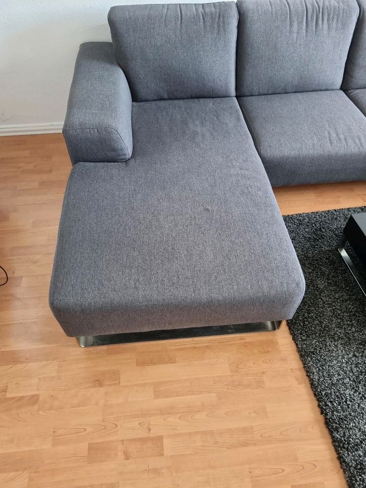 Sofa, Tisch und Teppich in Offenbach