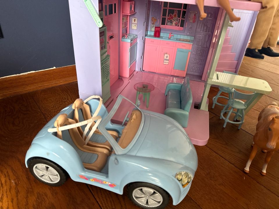 Barbie Klapphaus Wohnhaus mit Auto und Zubehör in Neuss