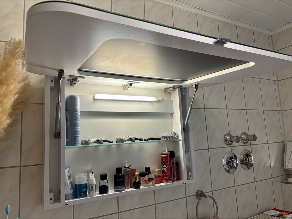 Spiegelschrank Badezimmer mit Beleuchtung Klappbar Spiegel in Zerbst (Anhalt)